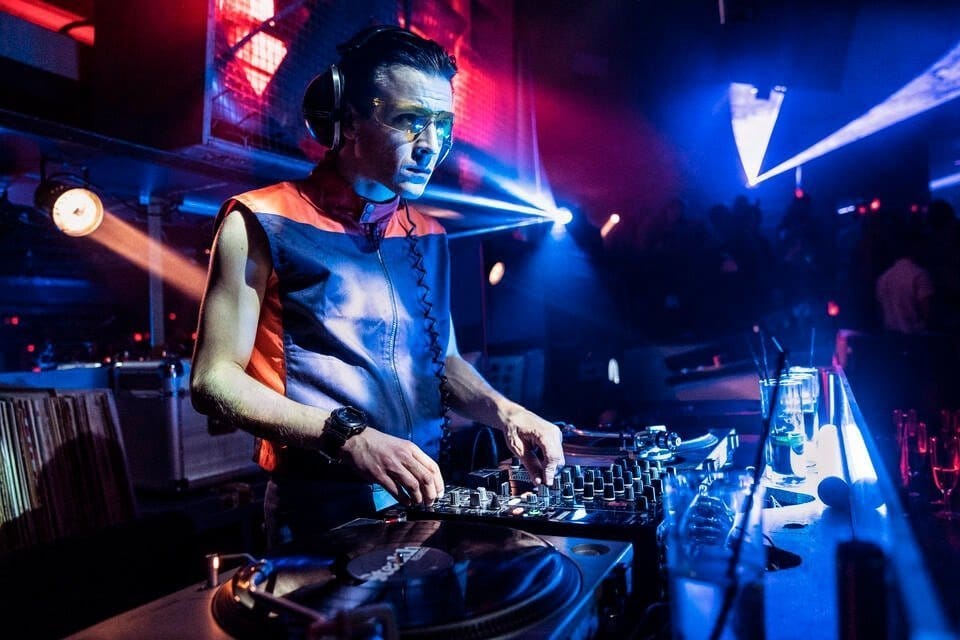 Zillion Review – A Frantic, True-ish Story About Sex, Drugs, and Techno in a Nineties Antwerp Nightclub