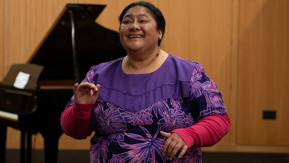 Anapela Polataivao soars with verve and vitality in Tinā